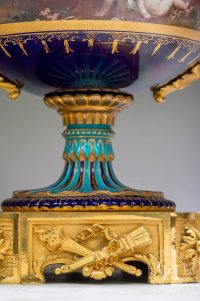 paire de vases modèle Louis XVI