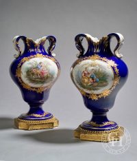 Paire de vases Sèvres à anses