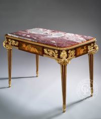 Table de milieu aux attributs de style Louis XVI d'après Jean-Baptiste Riesener