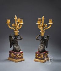 Paire de candélabres Empire - Modèle renommée ailées à genoux